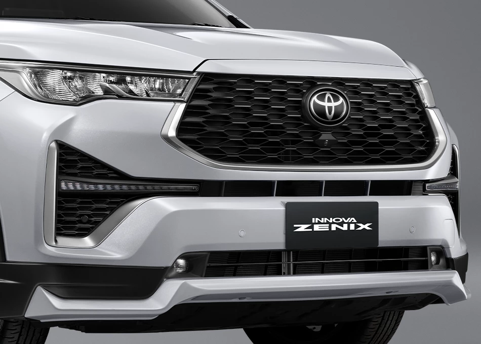 Innova Zenix: Glossy black front grille with chrome accents, complemented by a front garnish.