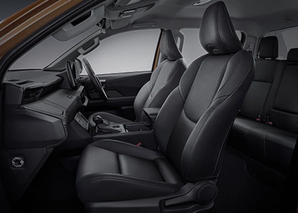 Hilux Travo Overland: Ergonomically designed seats with Softex upholstery for superior comfort.