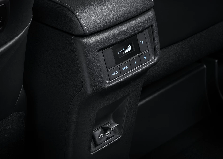 Innova Zenix: Rear air vents and USB Type-C ports for rear passengers.