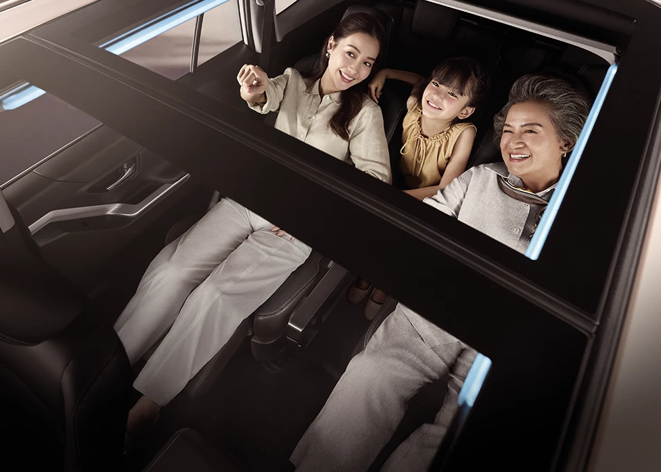 Innova Zenix: Second-row Captain Seats (2 seats) with power adjustment, equipped with Ottoman leg rests and a personal table. Panoramic moonroof with electric sunshade