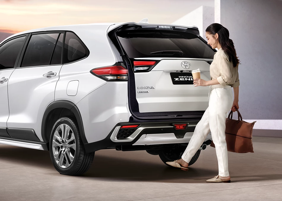 Innova Zenix: Power tailgate with automatic open and close, equipped with Kick Activation