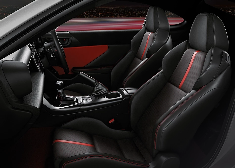 GR 86: LEATHER AND ULTRASUEDE® (BLACK X RED) ที่นั่งคู่หน้าแบบสปอร์ตเบาะหนังแท้ และ Ultrasuede®