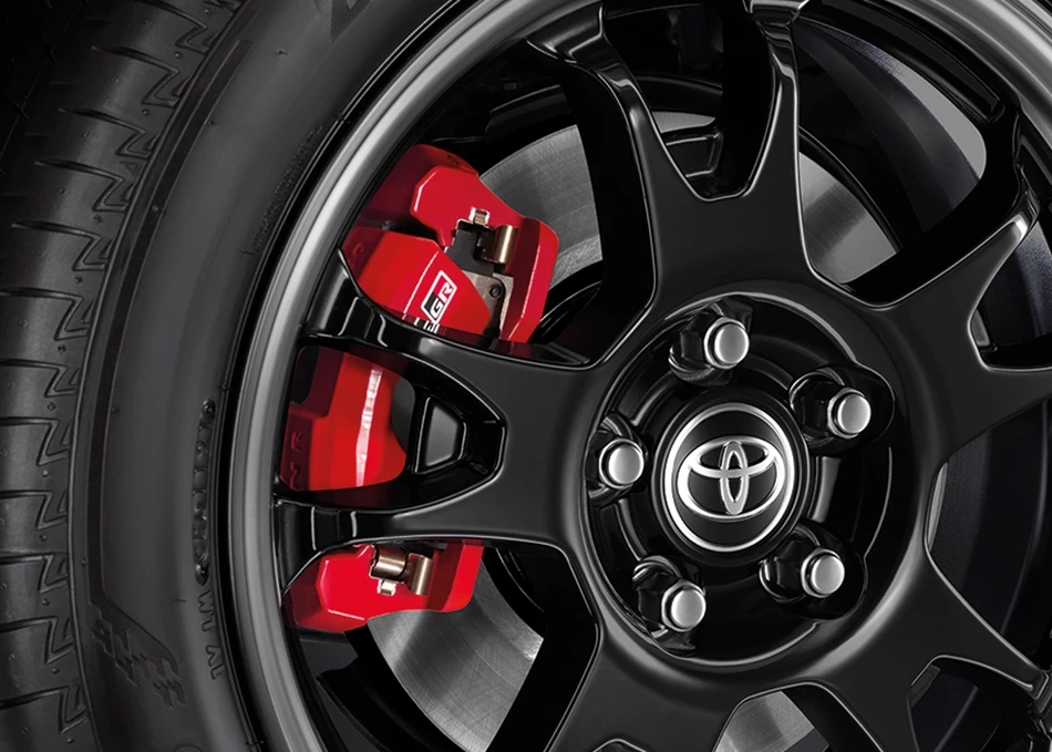 Hilux Revo Z Edition: ล้ออัลลอย 17 นิ้ว
สะดุดตาด้วยเบรกคาลิปเปอร์สีแดง พร้อมสัญลักษณ์ GR