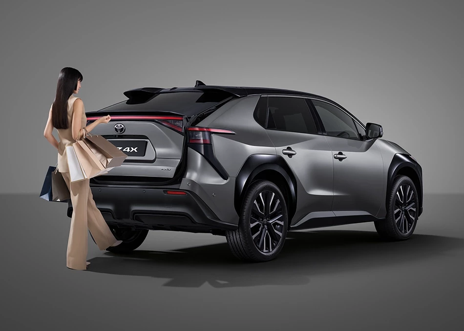 bZ4X: Automatic Power Tailgate with Kick-Activated Sensor