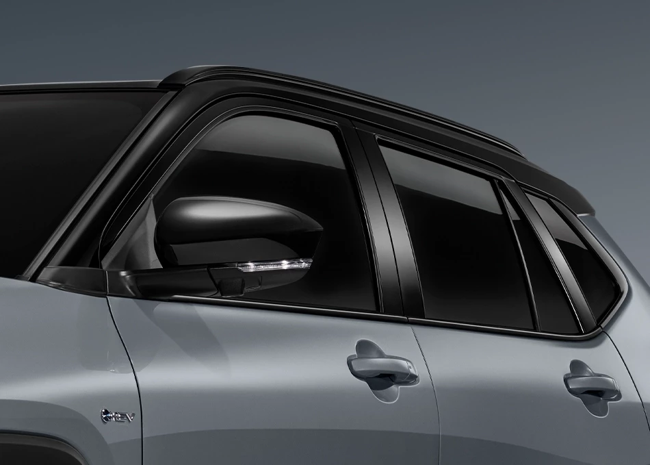 Yaris Cross: คิ้วขอบหน้าต่างโครเมียมรมดำ