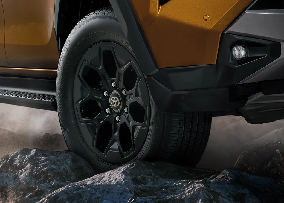 Hilux Travo Overland: 18-inch alloy wheels.