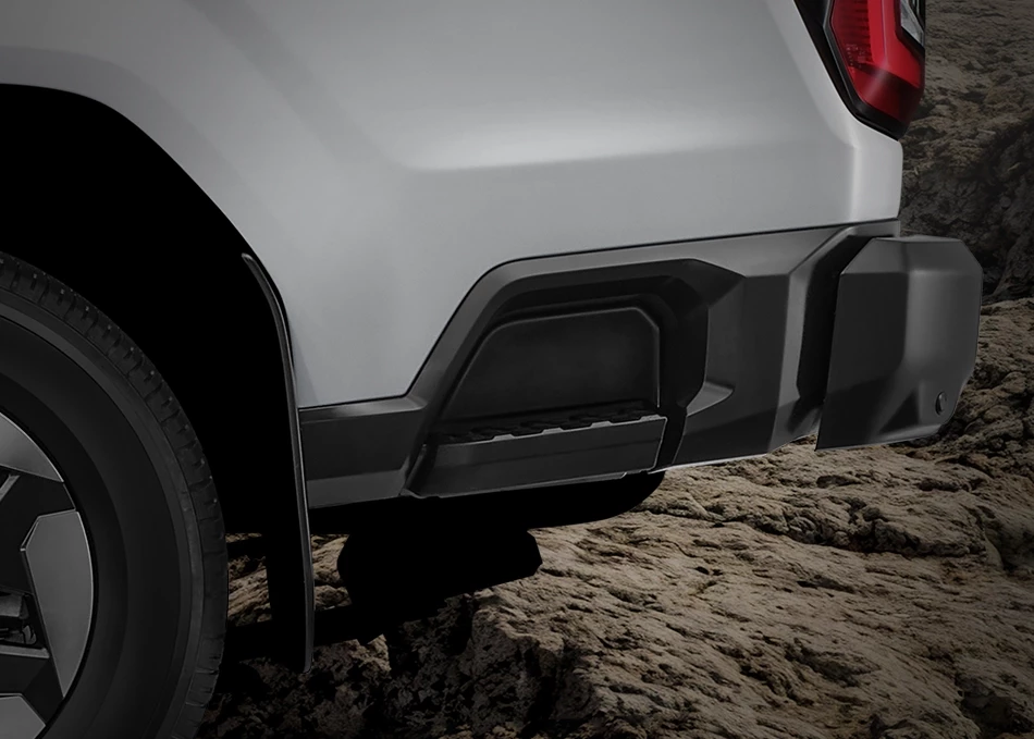 Hilux Travo-e: Equipped with a rear side step for easier access to the cargo bed