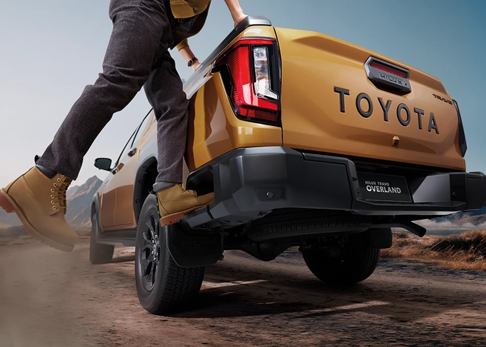 Hilux Travo Overland: Rear side step for easier access to the truck bed.