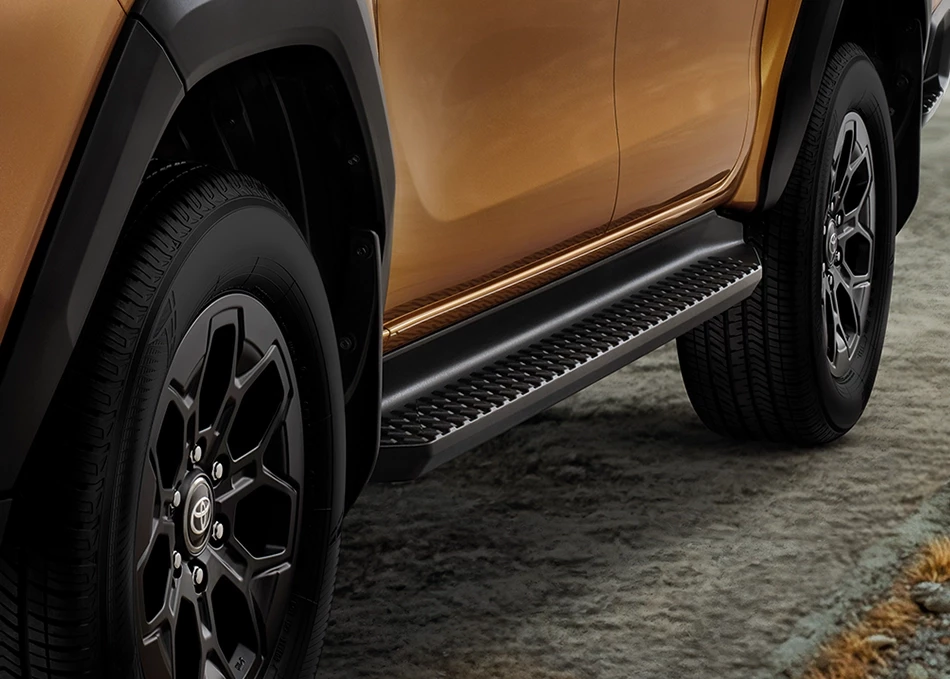 Hilux Travo Overland: Hexagonal Grip side step with honeycomb pattern for enhanced traction and safe, easy entry and exit.