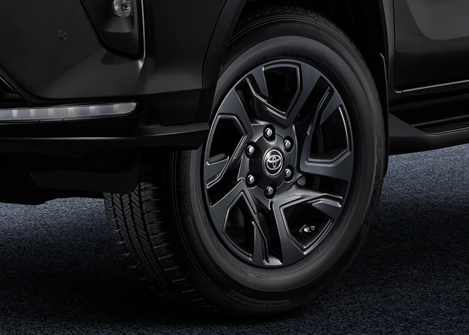Fortuner Leader: ล้ออัลลอย 18 นิ้ว สีพิเศษเฉพาะรุ่น Leader G+