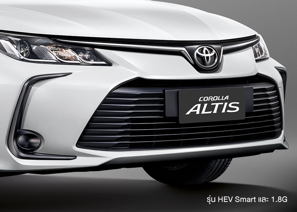 Corolla Altis: Sporty black front grille
