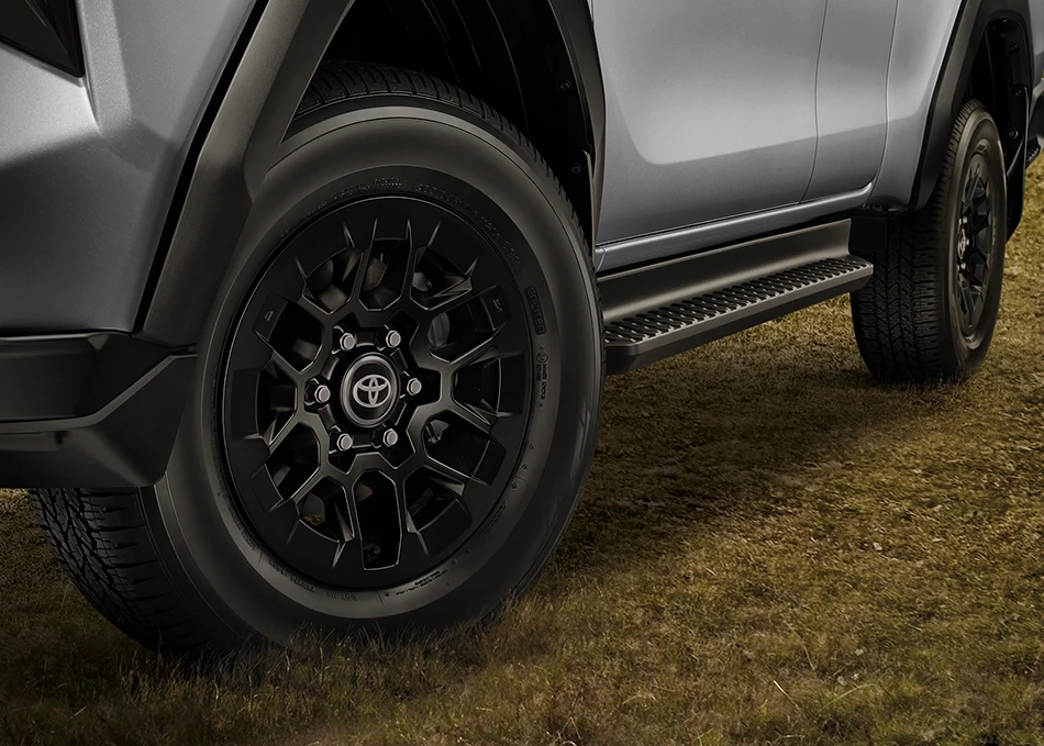 Hilux Travo Prerunner & 4TREX: New-design 17-inch alloy wheels
and Hexagonal Grip side steps with honeycomb-patterned surface
for better grip and safe, convenient stepping up and down