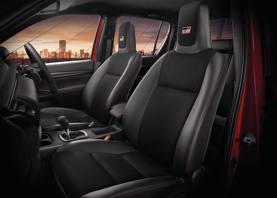 Hilux Revo Z Edition: เบาะหนัง Suede แบบเจาะรู สไตล์สปอร์ตเดินด้ายแดง พร้อมสัญลักษณ์ GR