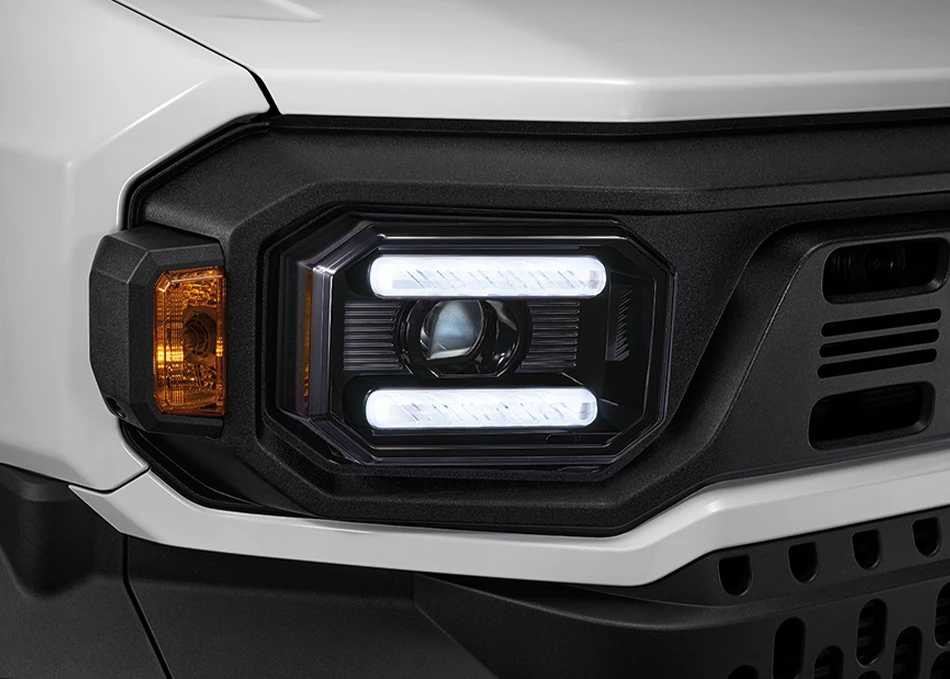 Hilux Champ: LED headlights with daytime running lights.