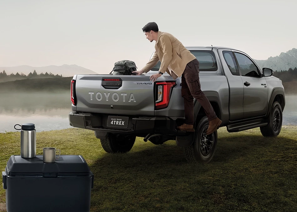 Hilux Travo Prerunner & 4TREX: Side step at the cargo bed for easier access on and off