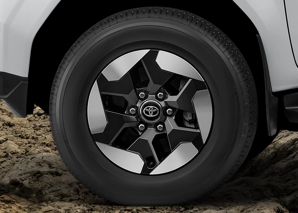 Hilux Travo-e: 17-inch alloy wheels with an exclusive Travo-e design