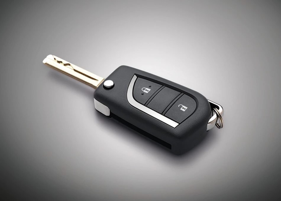 Hilux Revo Z Edition: กุญแจรีโมท ดีไซน์แบบพับได้ (Jack Knife Key)
ล็อกและปลดล็อกได้จากระยะไกล