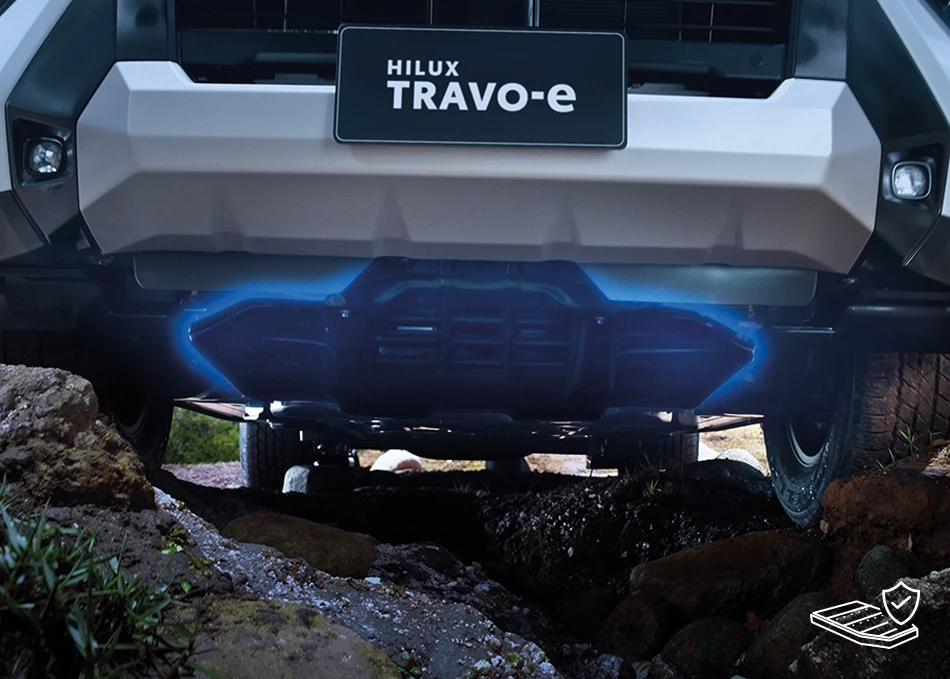 Hilux Travo-e: Protects the battery and electric drive system
with reinforced protective plates at the front and underbody.