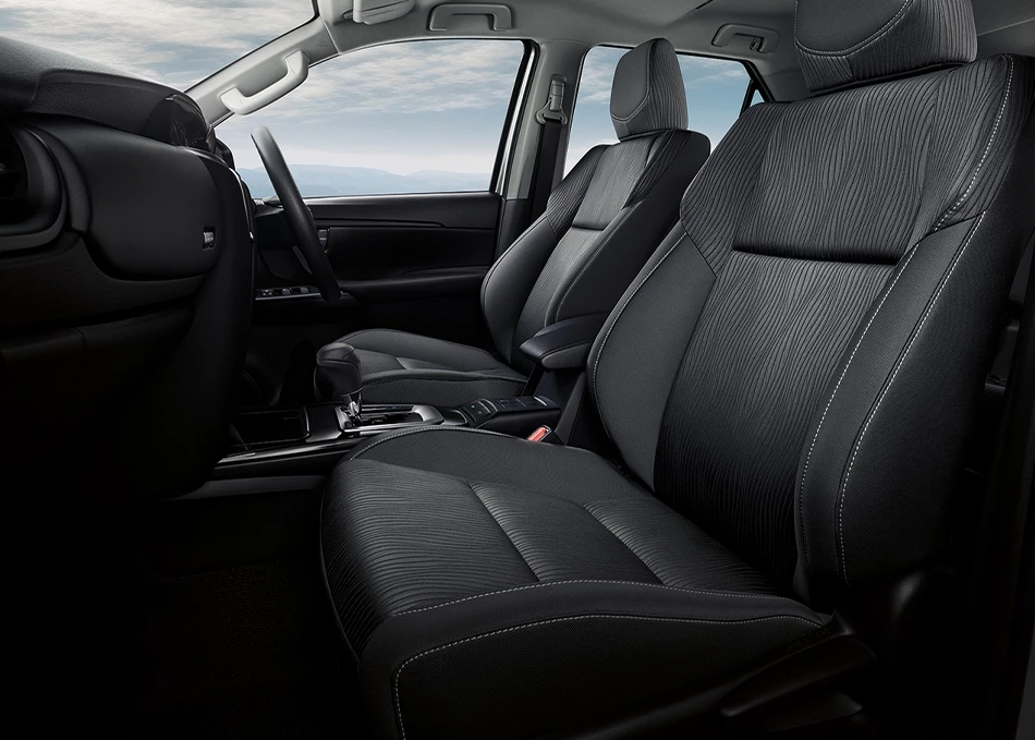 Fortuner Leader: เบาะผ้าคุณภาพสูง กว้างขวางผสานดีไซน์พรีเมียม