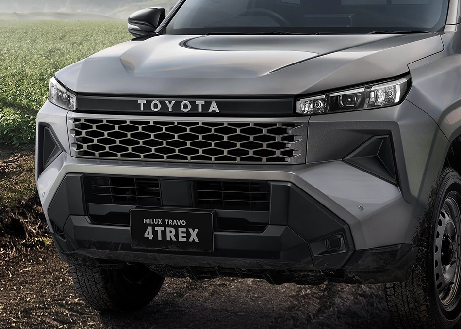 Hilux Travo Standard Cab 4TREX: The front features the Cyber Sumo design, delivering a strong, stable, and powerful presence.
