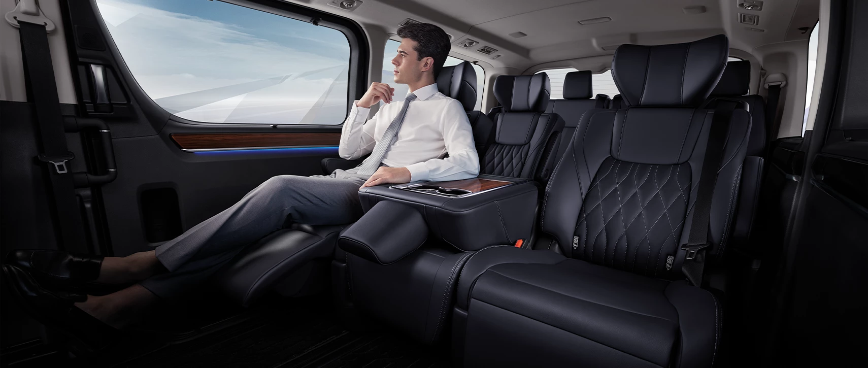 Majesty: Episode of Sensation ที่นั่งแบบ Captain Seat 2 ที่นั่ง พร้อมระบบบริหารหลังแบบไฟฟ้าสำหรับผู้โดยสารแถวที่ 1 และที่รองน่องสำหรับผู้โดยสารแถวที่ 1 และ 2