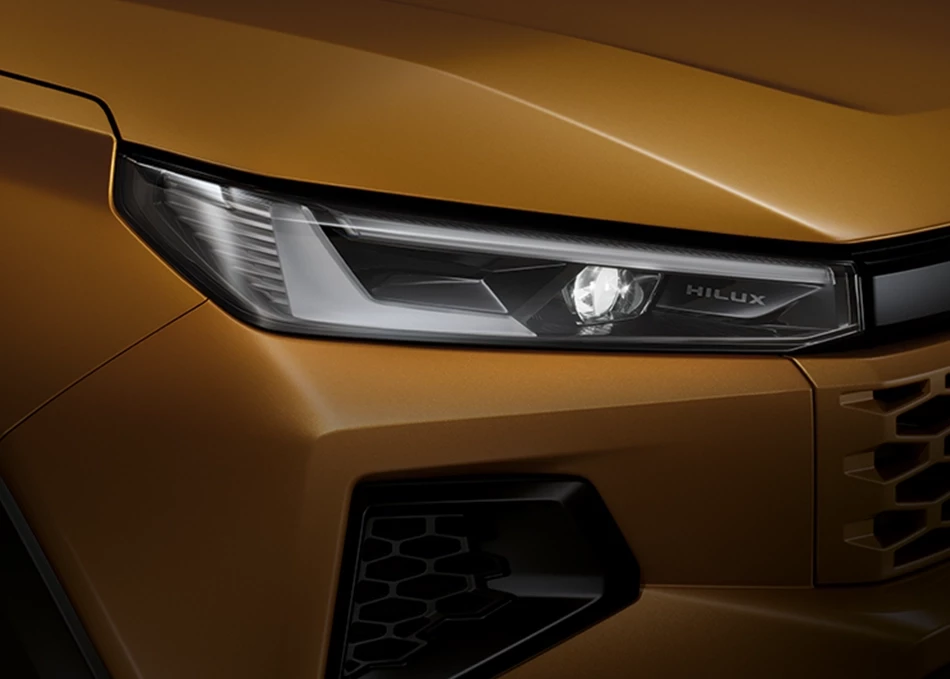 Hilux Travo Overland: LED headlamps with Daytime Running Lights, sleek and striking in every glance.