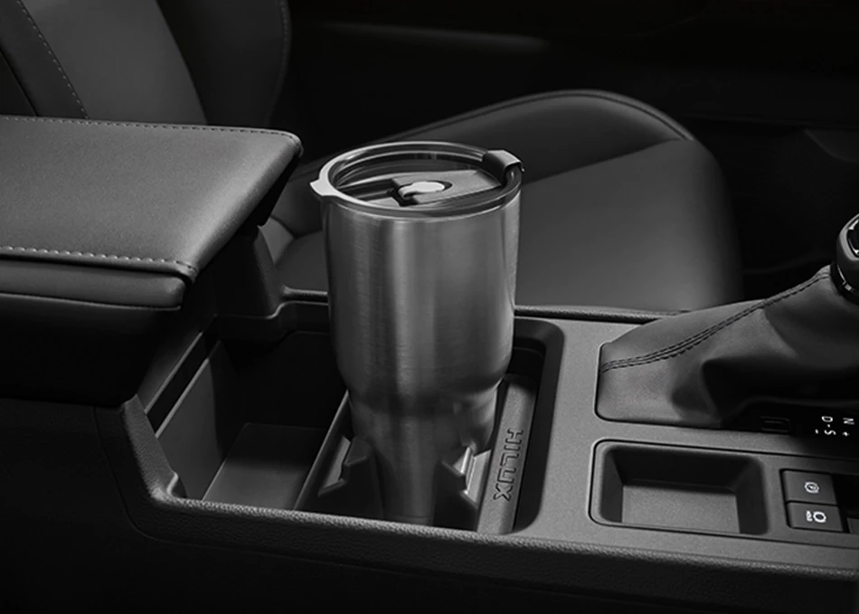 Hilux Travo Overland: Large cup holder