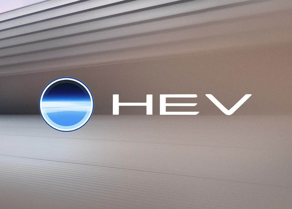 Innova Zenix: 2.0-liter hybrid engine, fuel consumption of 20.8 km/L, EURO 6 emission standard.