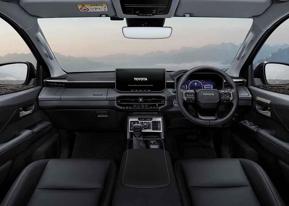 Hilux Travo Overland: Interior in ROBUST SIMPLICITY design, offering comfort with an armrest to reduce fatigue during driving.