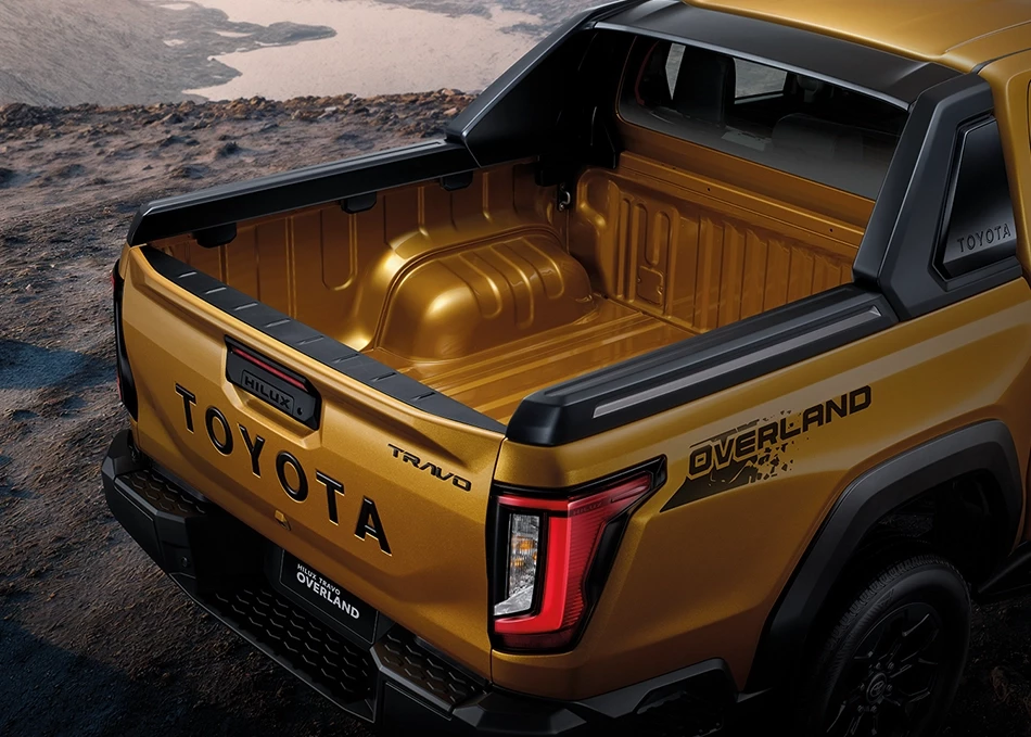 Hilux Travo Overland: Sport bar enhancing toughness, paired with LED tail lights.