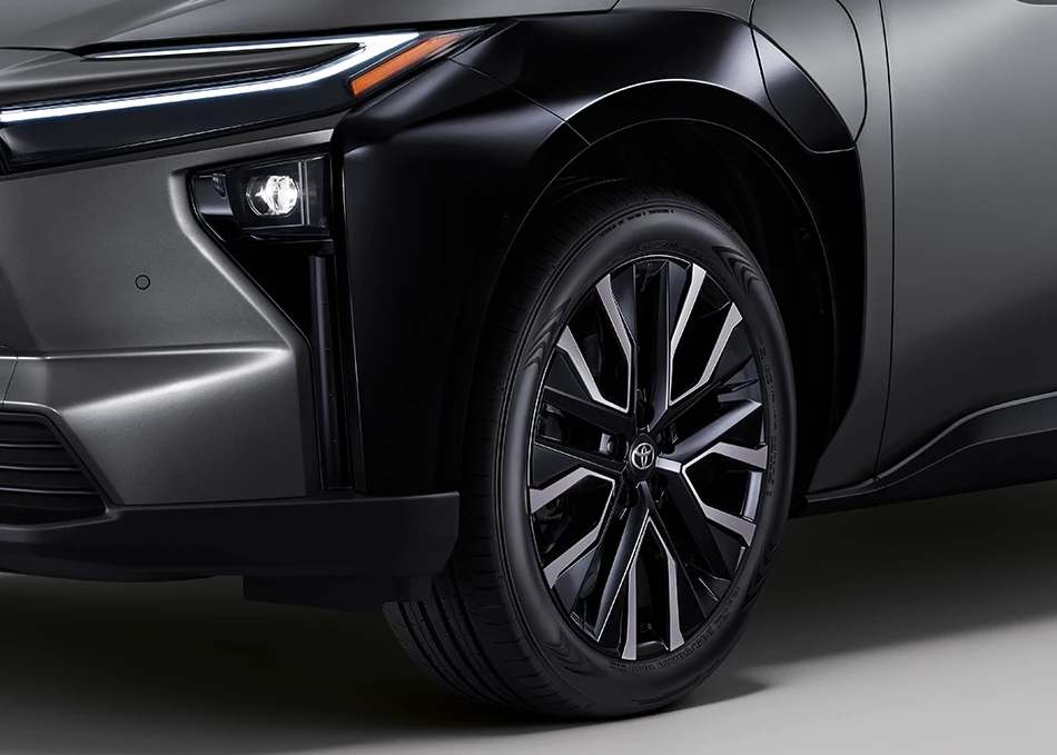 bZ4X: ล้ออัลลอยขนาด 20 นิ้ว และซุ้มล้อสีดำเงา