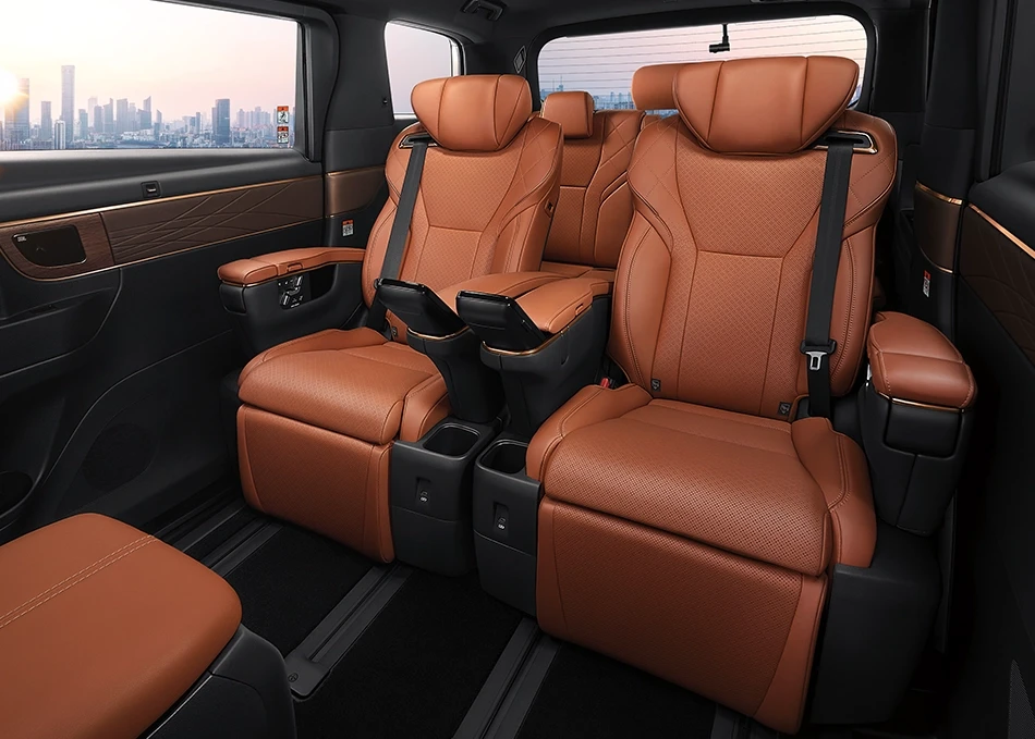 Alphard: เบาะนั่งผู้โดยสารแถวสอง PREMIUM NAPPA แบบ EXECUTIVE LOUNGE ปรับไฟฟ้า 10 ทิศทาง พร้อมเบาะรองน่อง, ระบบความจำ 2 ตำแหน่ง, SEAT VENTILATOR, SEAT HEATER, ระบบ SMART COMFORT PROGRAM, ระบบนวด MASSAGE RELAXATION, โต๊ะส่วนตัวแบบพับได้ตกแต่งด้วยลายไม้ UZURAMOKU และกระจก ACOUSTIC GLASS ช่วยลดเสียงรบกวนภายในห้องโดยสาร
