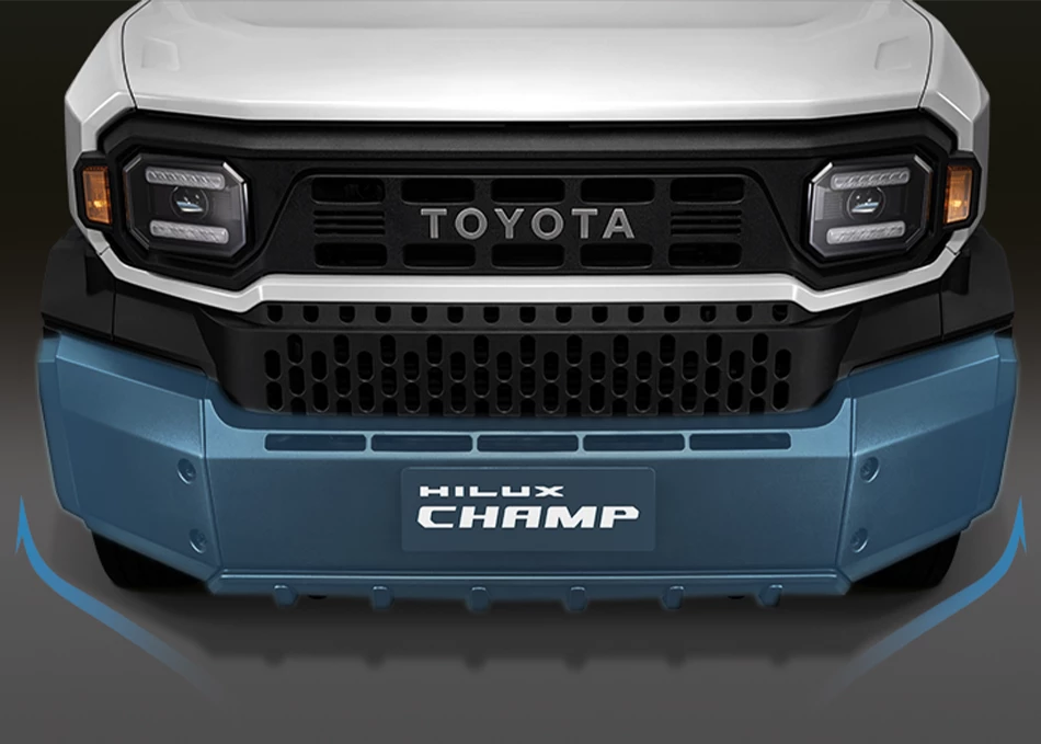 Hilux Champ: กันชนหน้าดีไซน์แบบแยกประกอบ 3 ชิ้น ง่ายต่อการปรับเปลี่ยน และตกแต่ง ช่วยลดค่าใช้จ่ายในการซ่อมบำรุง พร้อมดีไซน์มุมกันชนแบบ Swept-back Angle เพื่อการขับเข้า-ออก พื้นที่แคบได้สะดวก