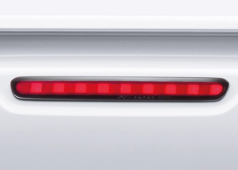 Hilux Revo Standard Cab: ไฟเบรกดวงที่ 3
เพิ่มความปลอดภัยจากด้านหลัง ยกเว้น แค็บและแชสซีส์